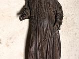 une statue représentant un homme debout à côté d'une statue représentant une femme