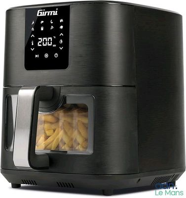 une friteuse à air chaud contenant des frites, sur un fond blanc