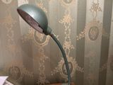 une lampe de bureau posée sur une table en bois
