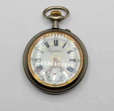 une montre de poche en argent avec des chiffres romains