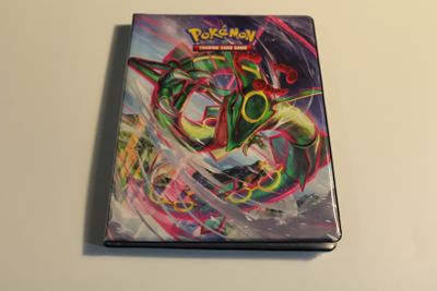 Classeur Pokémon Rayquazza contenant des cartes édition poin…