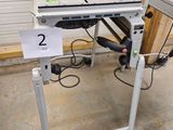une photo d'une scie circulaire à table dans un garage