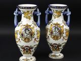 deux vases munis d'anses, ornées de motifs bleus et blancs