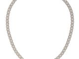 un collier à chaîne en argent sur fond blanc