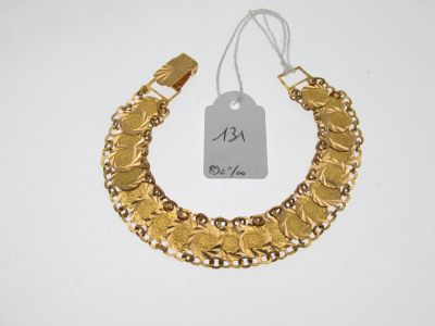 gros plan d'un bracelet en or portant une étiquette de prix