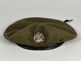 un chapeau vert orné d'un aigle