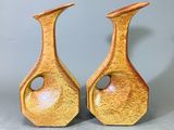 deux vases posés côte à côte sur une table