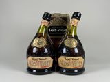 deux bouteilles de vin posées l'une à côté de l'autre sur une table