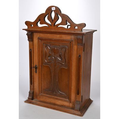 une vieille armoire en bois avec une croix sur la porte