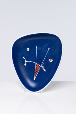 une assiette bleue et blanche sur laquelle est représentée une horloge