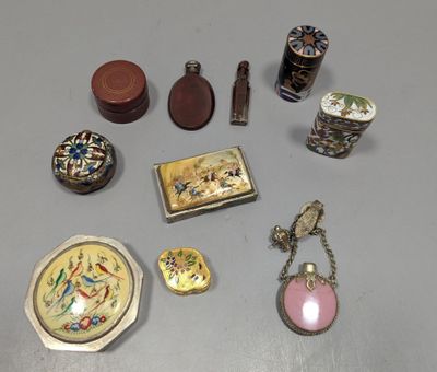 un grand nombre d'objets posés sur une table