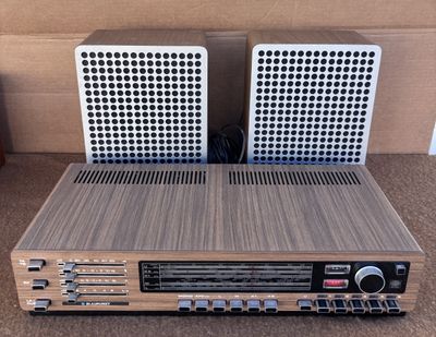 deux enceintes posées sur une chaîne hi-fi