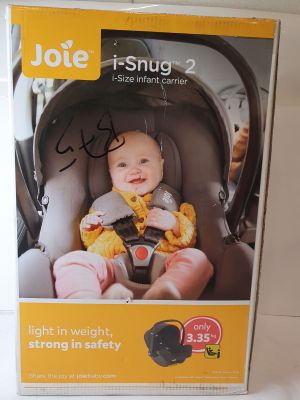 une boîte sur laquelle figure la photo d'un bébé dans un siège auto
