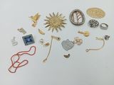 plusieurs types de bijoux différents sur une surface blanche