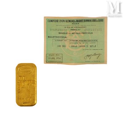 un petit morceau d'or à côté d'un petit morceau d'or