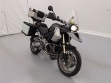 une moto garée dans une pièce blanche