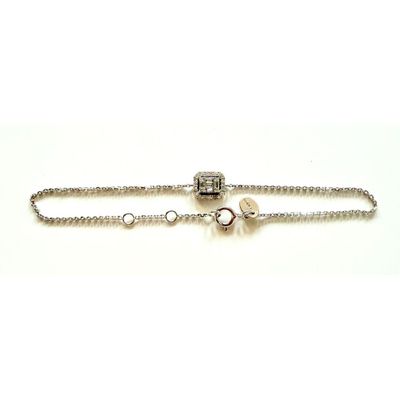 un gros plan sur un bracelet à maillons doté d'un fermoir en diamant