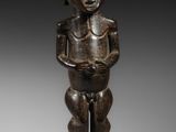 une image d'une statue en bois représentant un homme tenant un bébé