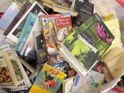 une pile de livres posée sur un lit