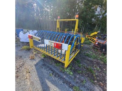 une machine jaune et noire posée au milieu d'un champ de terre battue