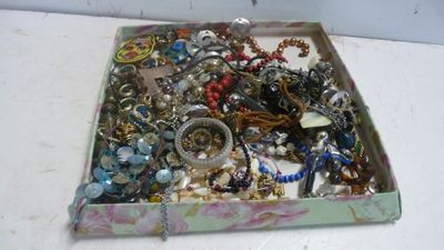une boîte remplie de bijoux assortis sur une table