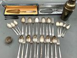 beaucoup de cuillères et de fourchettes en argent sur la table