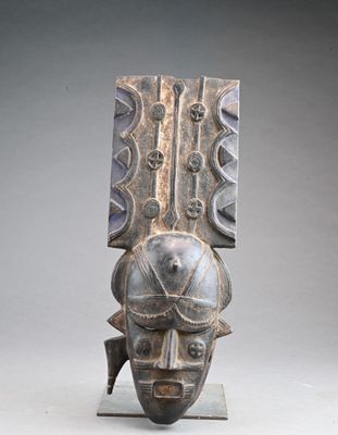 gros plan d'une sculpture de visage sur un socle
