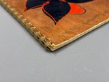 la photo d'un livre sur lequel figure la photo d'un chat