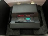 une boîte noire contenant un appareil électronique
