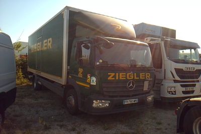 deux camions garés l'un à côté de l'autre dans un champ