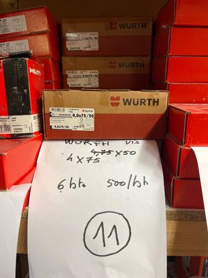 de nombreuses boîtes de téléphones portables sur les rayons du magasin