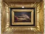 une peinture à l'huile représentant un poisson mort posé sur une table, dans un cadre doré