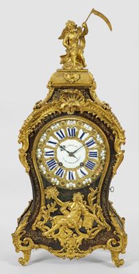 une horloge en or avec des chiffres romains bleus et blancs