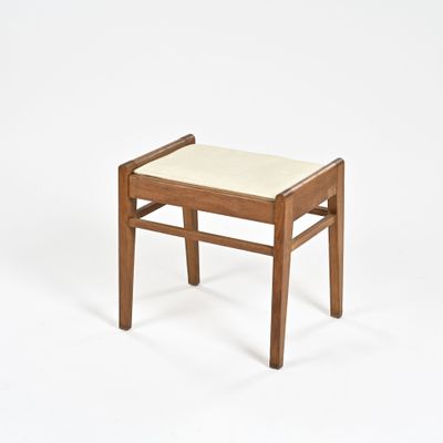 une photo d'un banc en bois sur lequel est posé un coussin