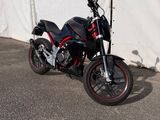 une moto garée devant une tente