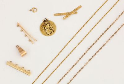 divers colliers et bracelets en or disposés sur une surface blanche