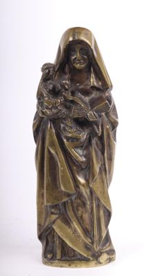 statue d'une femme tenant un bébé dans ses bras sur fond blanc