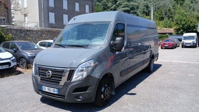 une camionnette grise garée sur un parking à côté d'un immeuble