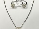 un ensemble collier et boucles d'oreilles en argent avec un pendentif en forme de cœur