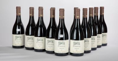 six bouteilles de vin sont alignées sur une table