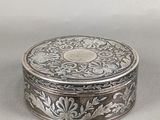 une paire de boîtes plaquées argent ornées de motifs floraux