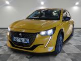 la voiture jaune est garée sur le sol en damier du garage