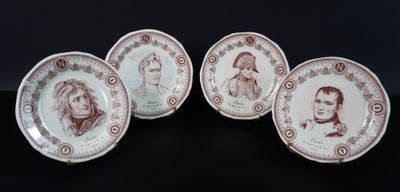 quatre assiettes ornées de portraits sur fond noir