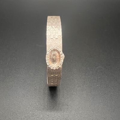 gros plan d'une montre sur une surface noire