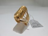 une image d'une bague en or sur une surface blanche avec une étiquette de prix