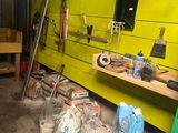 une pièce où sont accrochés tout un tas d'outils au mur
