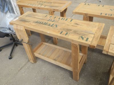 quatre tables en bois fabriquées à partir de palettes
