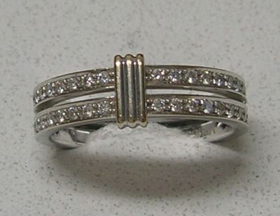 une bague en argent ornée de trois rangées de diamants