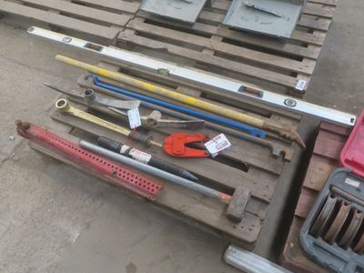 un tas d'outils posé sur une palette en bois