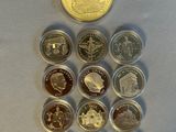 un lot de pièces de monnaie posées sur une table
